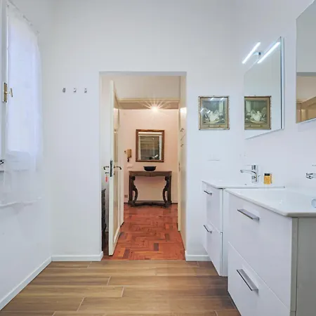 Canto Dei Ciompi 4bdr Apartment Florenz